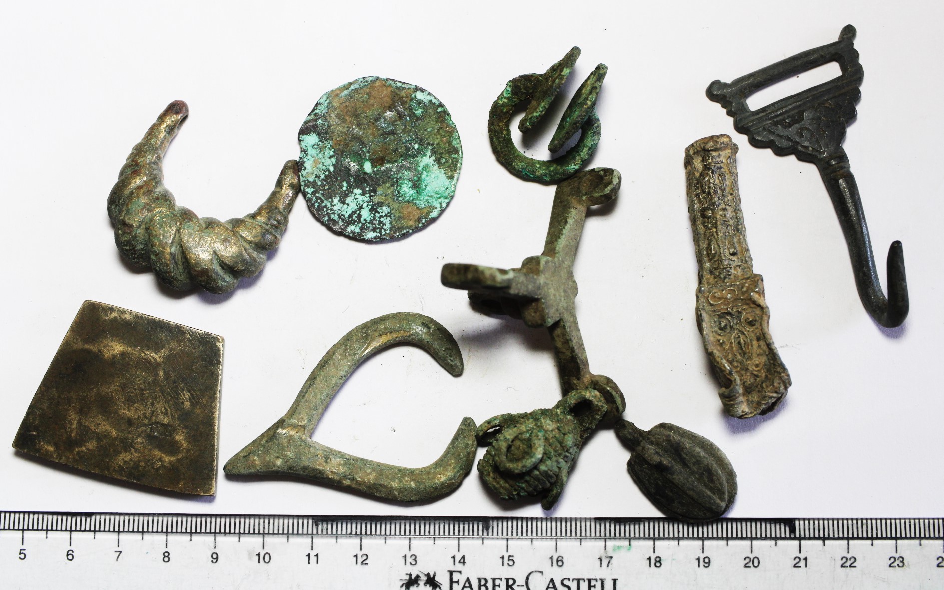 Acropolo. ANCIENT LOT OF BRONZE RELICS. 700 B.C 1000 A.D