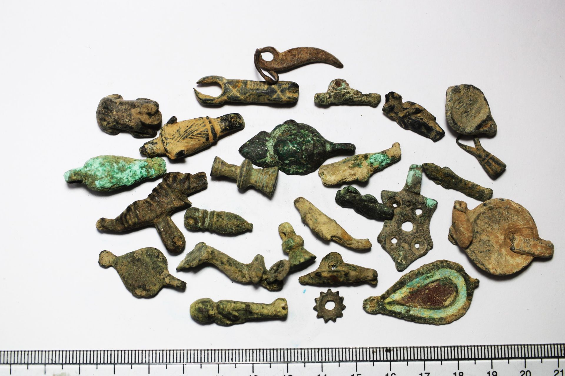 Acropolo. ROMAN GROUP OF 28 SMALL BRONZE ARTEFACTS & AMULETS. 200 - 300 A.D