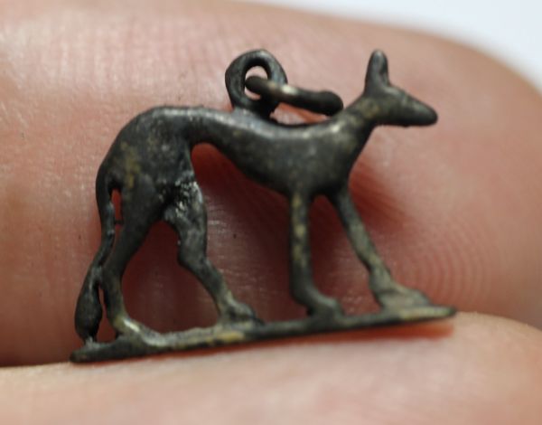 Picture of ANCIENT EGYPT. NEW KINGDOM ELECTRUM / SILVER JACKAL "ANUBIS" AMULET. 1250 B.C 