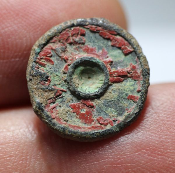 Picture of ANCIENT ROMAN BRONZE BUTTON. TRACES OF GLASS INLAY. 200 A.D