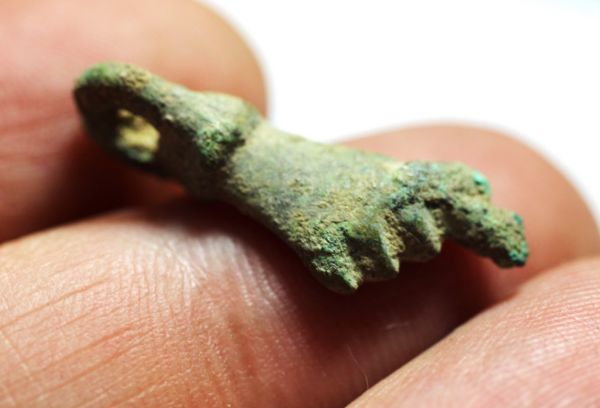 Picture of ANCIENT ROMAN "FINGERS CROSSED" BRONZE AMULET. 200 A.D