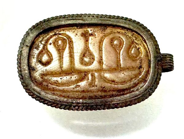 Picture of ANCIENT EGYPT. STONE & SILVER SCARAB PENDANT. 1479–1425 B.C