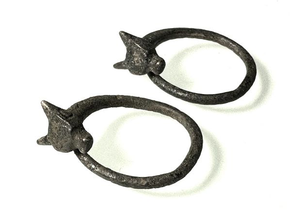 Picture of ANCIENT EGYPT. NEW KINGDOM SILVER PAIR OF EARRINGS. IBIS HEADS. 1400 - 1250 B.C