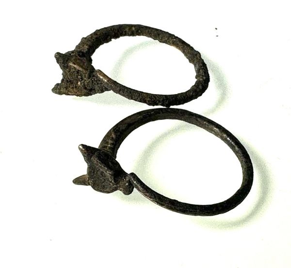Picture of ANCIENT EGYPT. NEW KINGDOM SILVER PAIR OF EARRINGS. IBIS HEADS. 1400 - 1250 B.C
