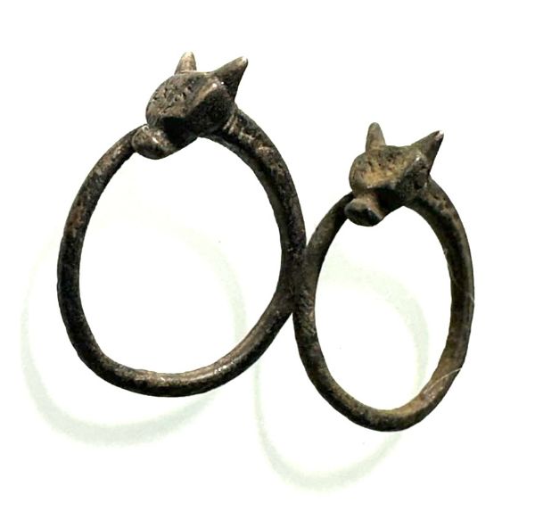 Picture of ANCIENT EGYPT. NEW KINGDOM SILVER PAIR OF EARRINGS. IBIS HEADS. 1400 - 1250 B.C
