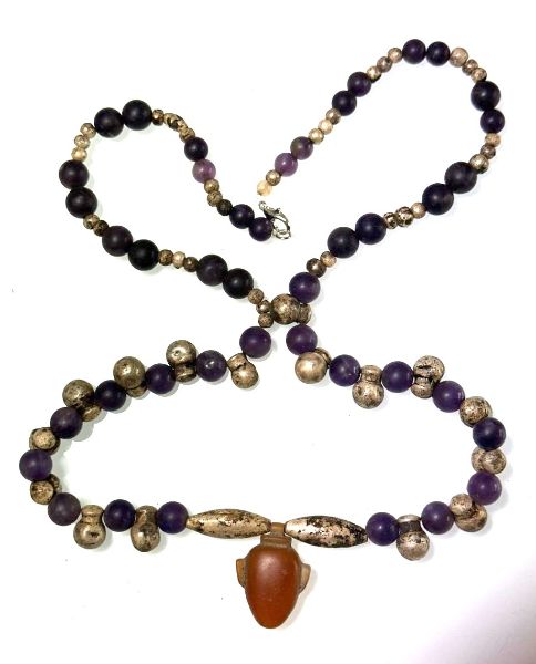 Picture of ANCIENT EGYPT. NEW KINGDOM. AMETHYST AND SILVER NECKLACE. 16 JAR SHAPED BEAUTIFUL SILVER AMULETS.  1400 - 1200 B.C