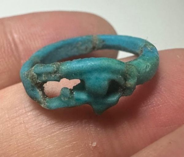 Picture of ANCIENT EGYPT.  FAIENCE RING. AMARNA. TIME OF KING TUTANKHAMUN. 1340 B.C .  EYE OF HORUS