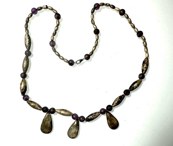 Picture of ANCIENT EGYPT. NEW KINGDOM. AMETHYST AND SILVER NECKLACE.  1400 - 1200 B.C