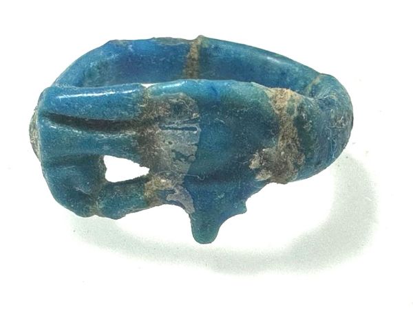 Picture of ANCIENT EGYPT.  FAIENCE RING. AMARNA. TIME OF KING TUTANKHAMUN. 1340 B.C .  EYE OF HORUS