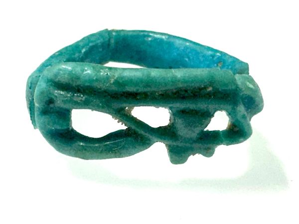 Picture of ANCIENT EGYPT.  FAIENCE RING. AMARNA. TIME OF KING TUTANKHAMUN. 1340 B.C .  EYE OF HORUS