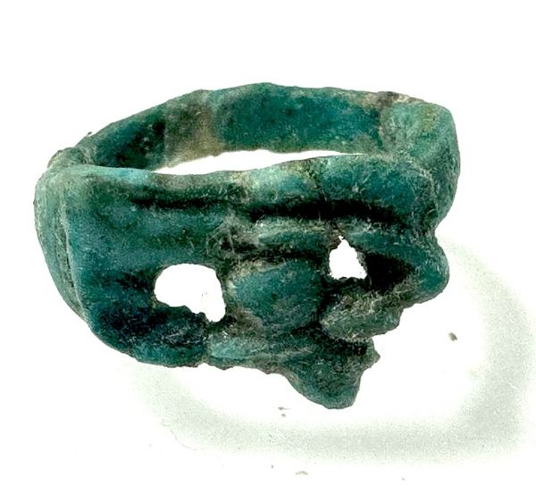 Picture of ANCIENT EGYPT.  FAIENCE RING. AMARNA. TIME OF KING TUTANKHAMUN. 1340 B.C .  EYE OF HORUS