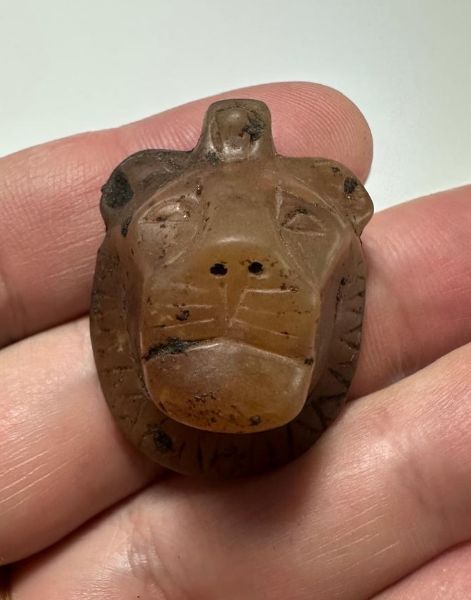 Picture of ANCIENT EGYPT. AGATE STONE LION HEAD PENDANT. NEW KINGDOM. 1400 - 1200 B.C