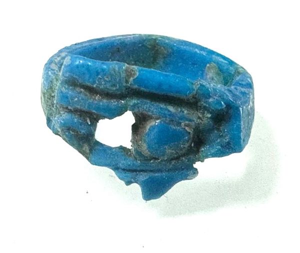 Picture of ANCIENT EGYPT.  FAIENCE RING. AMARNA. TIME OF KING TUTANKHAMUN. 1340 B.C .  EYE OF HORUS