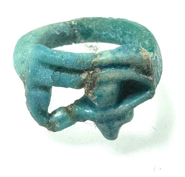 Picture of ANCIENT EGYPT.  FAIENCE RING. AMARNA. TIME OF KING TUTANKHAMUN. 1340 B.C .  EYE OF HORUS