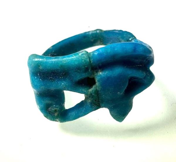 Picture of ANCIENT EGYPT.  FAIENCE RING. AMARNA. TIME OF KING TUTANKHAMUN. 1340 B.C .  EYE OF HORUS