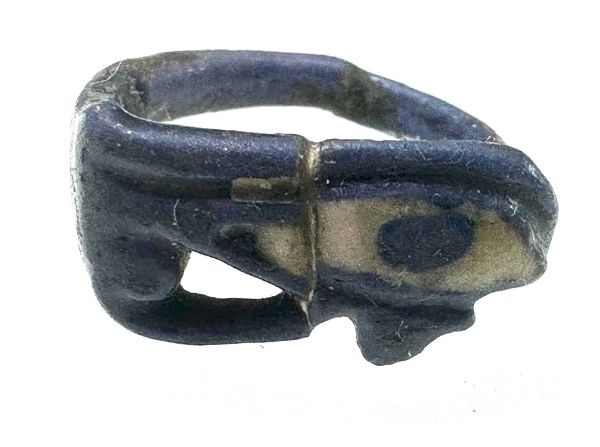 Picture of ANCIENT EGYPT.  FAIENCE RING. AMARNA. TIME OF KING TUTANKHAMUN. 1340 B.C .  EYE OF HORUS