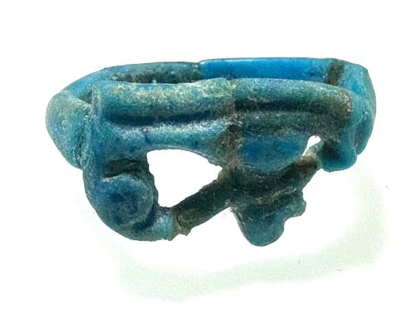 Picture of ANCIENT EGYPT.  FAIENCE RING. AMARNA. TIME OF KING TUTANKHAMUN. 1340 B.C .  EYE OF HORUS