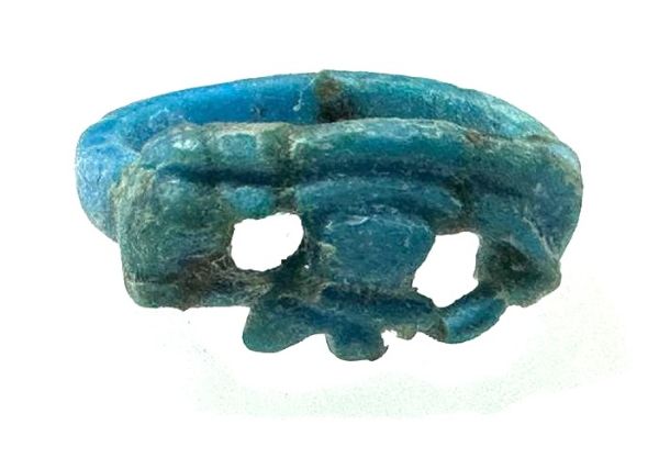 Picture of ANCIENT EGYPT.  FAIENCE RING. AMARNA. TIME OF KING TUTANKHAMUN. 1340 B.C .  EYE OF HORUS