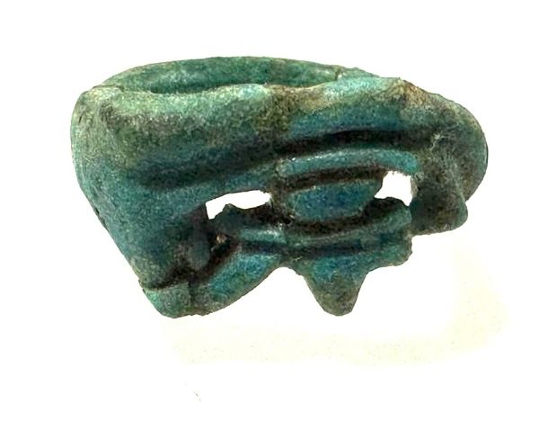 Picture of ANCIENT EGYPT.  FAIENCE RING. AMARNA. TIME OF KING TUTANKHAMUN. 1340 B.C .  EYE OF HORUS