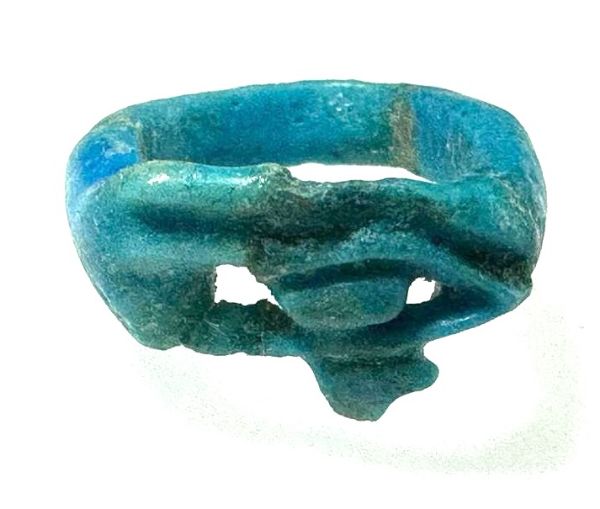 Picture of ANCIENT EGYPT.  FAIENCE RING. AMARNA. TIME OF KING TUTANKHAMUN. 1340 B.C .  EYE OF HORUS