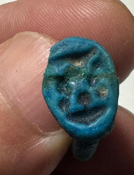 Picture of ANCIENT EGYPT.  FAIENCE RING. AMARNA. TIME OF KING TUTANKHAMUN. 1340 B.C .    NAME OF KING TUTANKHAMUN