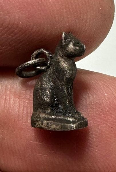 Picture of ANCIENT EGYPT. NEW KINGDOM SMALL SILVER CATAMULET (BASTET). 1400 - 1250 B.C