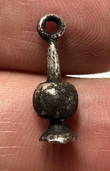 Picture of ANCIENT EGYPT , NEW KINGDOM ELECTRUM POPPY SEED AMULET.  1250 B.C