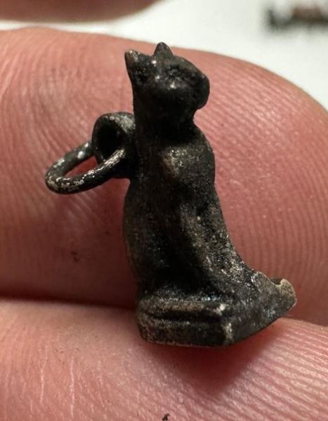 Picture of ANCIENT EGYPT. NEW KINGDOM ELECTRUM / SILVER CAT AMULET. 1250 B.C 