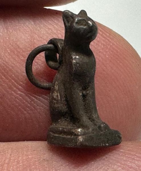 Picture of ANCIENT EGYPT. NEW KINGDOM ELECTRUM / SILVER CAT AMULET. 1250 B.C 