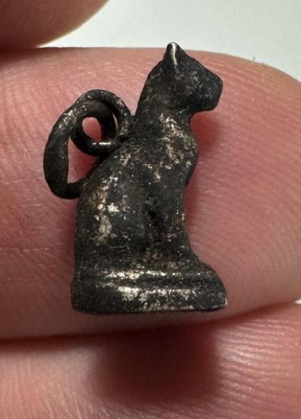 Picture of ANCIENT EGYPT. NEW KINGDOM ELECTRUM / SILVER CAT AMULET. 1250 B.C 