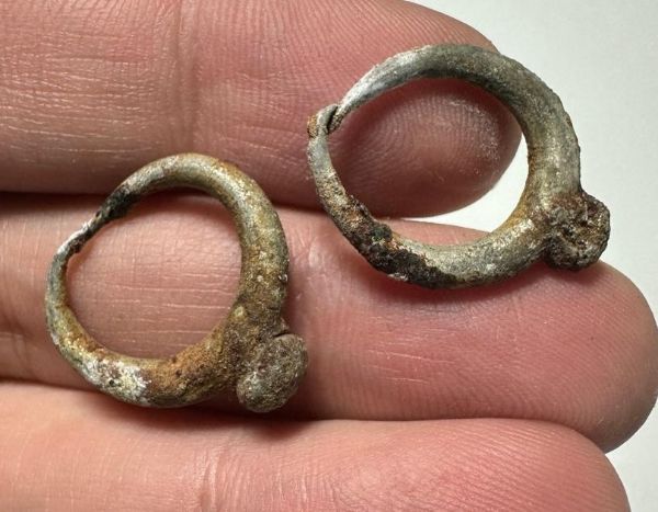 Picture of  ANCIENT EGYPT. SILVER PAIR OF EARRINGS. 1400 - 1200 B.C