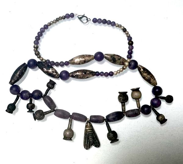 Picture of ANCIENT EGYPT. NEW KINGDOM. AMETHYST AND SILVER NECKLACE. 10 POPPY SEEDS BEAUTIFUL SILVER AMULETS.  1400 - 1200 B.C