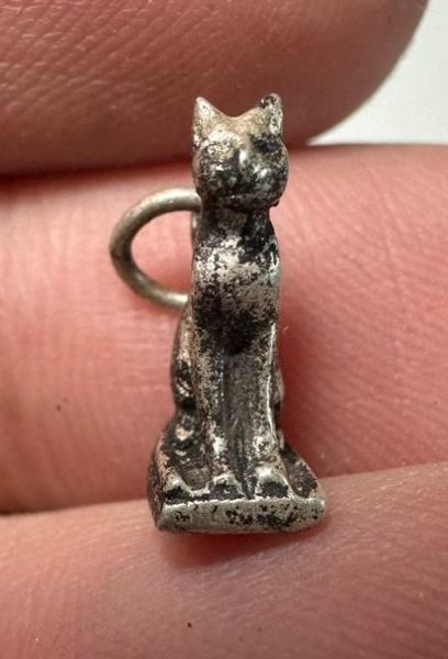 Picture of ANCIENT EGYPT. NEW KINGDOM ELECTRUM / SILVER CAT AMULET. 1250 B.C 