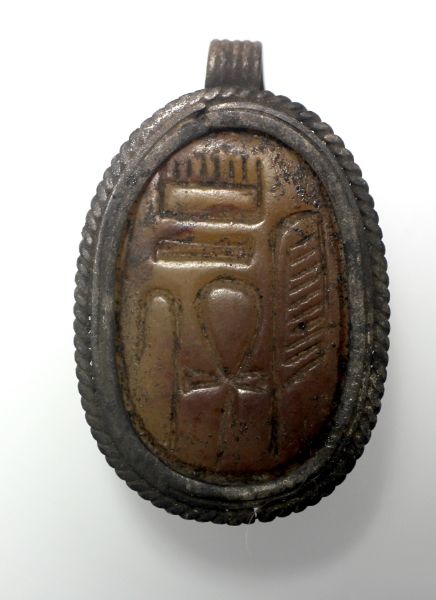 Picture of ANCIENT EGYPT. STONE AND SILVER SCARAB PENDANT. NEW KINGDOM STYLE. REVIVAL PIECE MADE IN THE LATE PERIOD . 600 - 300 B.C