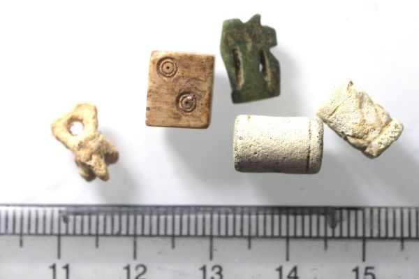 Picture of ANCIENT EGYPT. LOT OF RELICS. AMULETS AND CYLENDER SEALS, MOSTLY FAIENCE . 600 B.C - 200 A.D