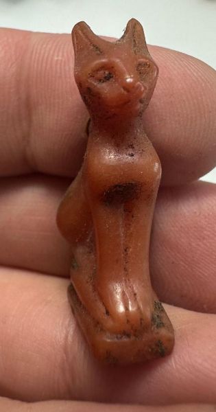 Picture of ANCIENT EGYPT. LATE PERIOD. STONE AMULET OF A CAT WITH THE ORIGINAL GOLD LOOP. 600 - 300 B.C