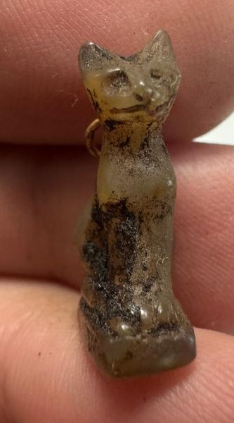 Picture of ANCIENT EGYPT. LATE PERIOD. STONE AMULET OF A CAT WITH THE ORIGINAL GOLD LOOP. 600 - 300 B.C