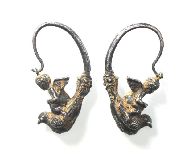 Picture of ANCIENT ROMAN. SILVER EARRINGS (2 PCS). EROS RIDING DOVES. 300 - 400 A.D