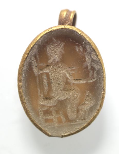 Picture of ANCIENT ROMAN. STONE AND GOLD PENDANT. 100 - 200 A.D