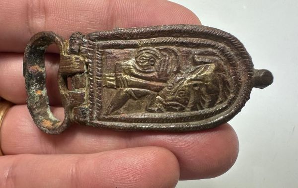 Picture of   ANCIENT ROME. 300 - 400   A.D.  GLADIATOR BRONZE BELT BUCKLE. GLADIATOR FIGHTING A LION.  